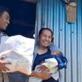Polda NTT Kembali Salurkan Bantuan Logistik untuk Keluarga dengan Bayi di Desa Coal Mabar