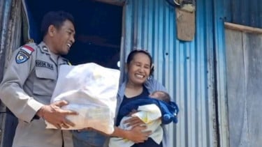 Polda NTT Kembali Salurkan Bantuan Logistik untuk Keluarga dengan Bayi di Desa Coal Mabar