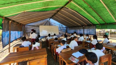 Pascagempa NTT, Kemendikdasmen Bangun Puluhan Tenda untuk Sekolah Darurat Hingga Kirim Bantuan Paket Sekolah