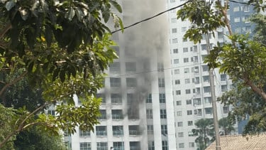 Kebakaran Apartemen di Tanah Abang Jakpus, Personel Damkar Evakuasi Korban Terjebak