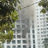Kebakaran Apartemen di Tanah Abang Jakpus, Personel Damkar Evakuasi Belasan Penghuni