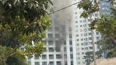 Kebakaran Apartemen di Tanah Abang Jakpus, Personel Damkar Evakuasi Belasan Penghuni