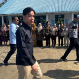 Gibran Bagikan Kipas Angin hingga Lampu ke Sekolah Terdampak Banjir Bandang Sumut