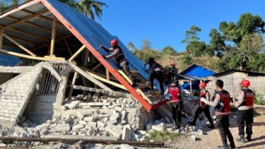 Pascagempa NTT, Personel Ditsamapta Polda NTT Bantu Evakuasi dan Bongkar Rumah di Lamba Leda Utara