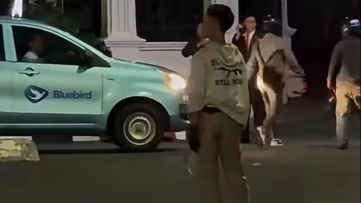 Viral Pria Ngamuk Bawa Celurit Hingga Tantang Warga di Jalan Sudirman Jaksel
            - galeri foto