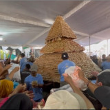 Gerebek Tahu Jombang, Warga Berebut Satu Ton Tahu dan Hasil Bumi