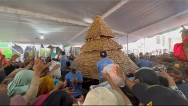 Gerebek Tahu Jombang, Warga Berebut Satu Ton Tahu dan Hasil Bumi