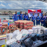 Polda NTT Kembali Beraksi, Kini Melalui Dirpolairud Distribusi Bantuan ke Warga Terdampak Gempa di Flores