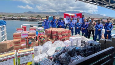 Polda NTT Kembali Beraksi, Kini Melalui Dirpolairud Distribusi Bantuan ke Warga Terdampak Gempa di Flores