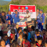 Ditpolairud Polda NTT Antar Bantuan untuk Korban Gempa di Pulau Besar