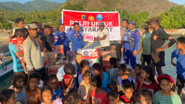 Ditpolairud Polda NTT Antar Bantuan untuk Korban Gempa di Pulau Besar