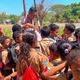 Polda NTT Sapa Anak-Anak Pascagempa, Kembalikan Senyum Siswa SD Inpres Tawajawa di Ngada