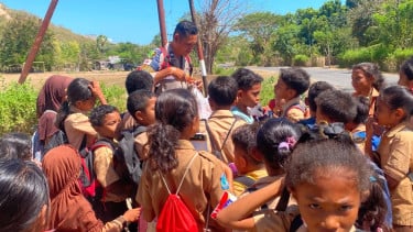 Polda NTT Sapa Anak-Anak Pascagempa, Kembalikan Senyum Siswa SD Inpres Tawajawa di Ngada