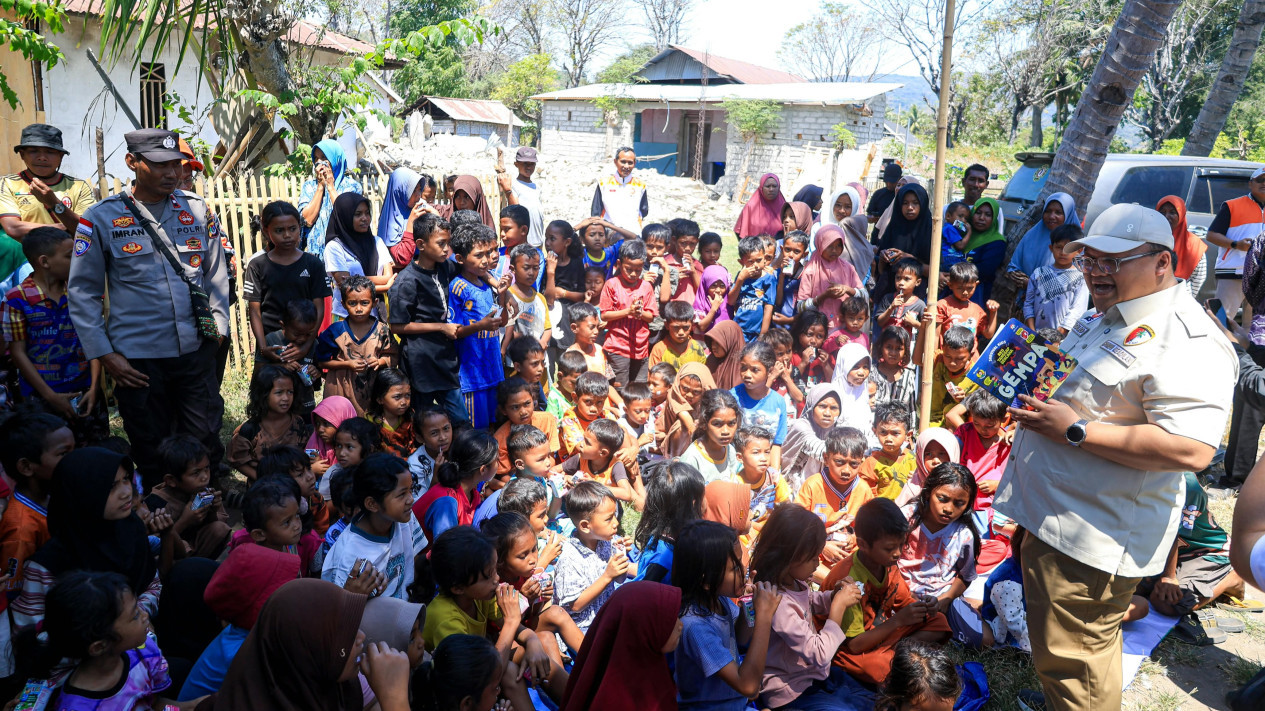 Sekjen PKS Muhammad Kholid Kunjungi Korban Gempa NTT, Serahkan Bantuan dan Dorong Trauma Healing
            - galeri foto