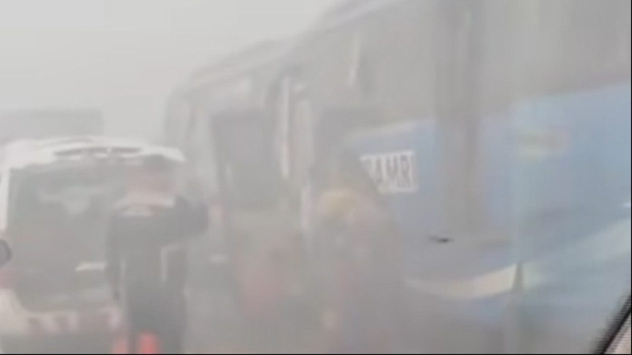 Jarak Pandang Terbatas Akibat Kabut Asap Karhutla, 3 Kendaraan Terlibat Kecelakaan Beruntun di Tol Palindra
            - galeri foto