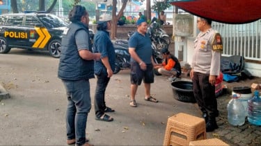 Sopir Taksi Nekat Bakar Gerobak Pedagang Akringan di Jakarta Timur