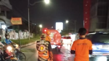 Jalan Protokol di Bandar Lampung Terselimuti Abu Gunung Anak Krakatau, Langsung Dilakukan Penyemprotan