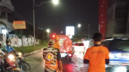 Jalan Protokol di Bandar Lampung Terselimuti Abu Gunung Anak Krakatau, Langsung Dilakukan Penyemprotan