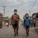 Waspada Abu Vulkanik Gunung Anak Krakatau, Lakukan Langkah Penting Ini untuk Menjaga Kesehatan Diri 