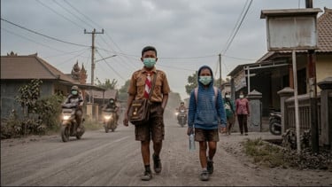 Waspada Abu Vulkanik Gunung Anak Krakatau, Lakukan Langkah Penting Ini untuk Menjaga Kesehatan Diri 