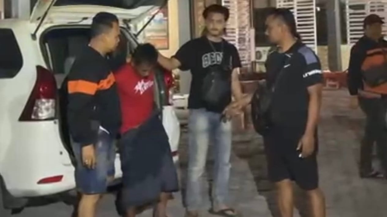 Polisi Tangkap Satu Pelaku Pencurian 22 Karung Pakan Ternak di Probolinggo
            - galeri foto
