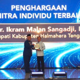 Komitmen terhadap Pendidikan, Bupati Halmahera Tengah Raih Piala Citra Paramesti Universitas Terbuka