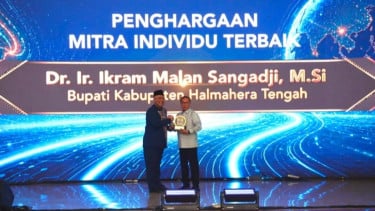 Komitmen terhadap Pendidikan, Bupati Halmahera Tengah Raih Piala Citra Paramesti Universitas Terbuka