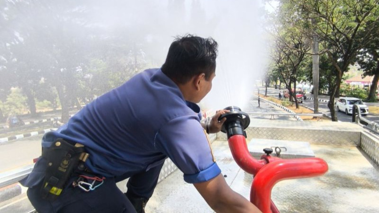 Damkar Bogor Semprotkan Air di 11 Wilayah Demi Kurangi Abu Vulkanik Anak Krakatau
            - galeri foto