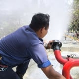 Damkar Bogor Semprotkan Air di 11 Wilayah Demi Kurangi Abu Vulkanik Anak Krakatau