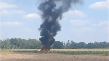 Detik-detik Pesawat Jatuh dan Terbakar Hebat di Blora Jawa Tengah, Diduga Berpenumpang Dua Orang