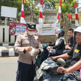 Antisipasi Abu Vulkanik Gunung Anak Krakatau, Jajaran Polres Bogor Turun ke Jalan Bagikan Masker dan Edukasi Warga