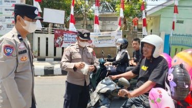Antisipasi Abu Vulkanik Gunung Anak Krakatau, Jajaran Polres Bogor Turun ke Jalan Bagikan Masker dan Edukasi Warga