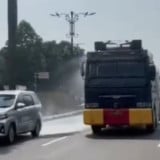 Water Canon Diterjunkan Polres Bogor Demi Bersihkan Abu Vulkanik di Jalanan