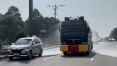 Water Canon Diterjunkan Polres Bogor Demi Bersihkan Abu Vulkanik di Jalanan