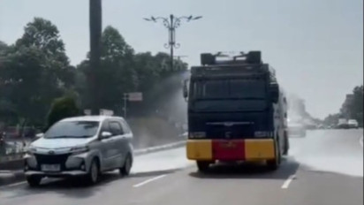 Water Canon Diterjunkan Polres Bogor Demi Bersihkan Abu Vulkanik di Jalanan