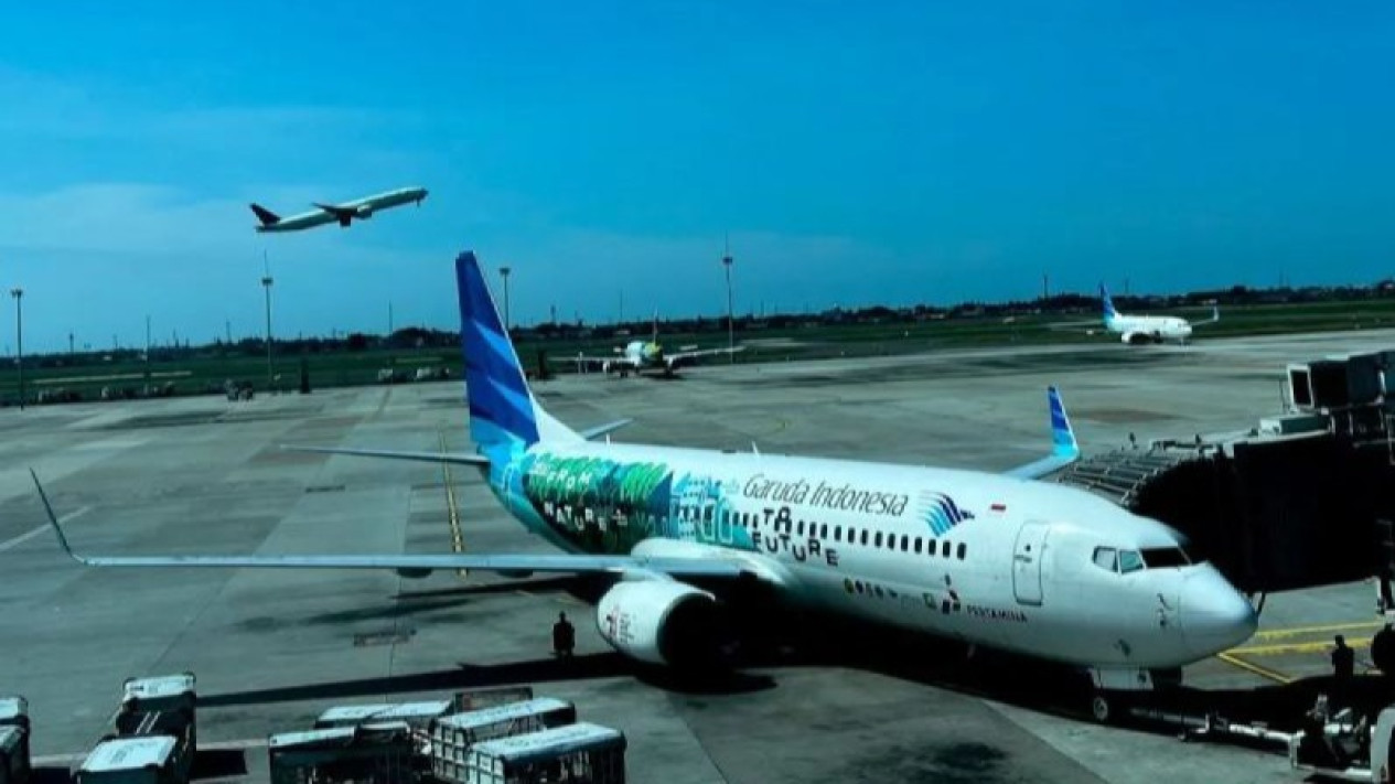 Dudy Purwagandhi Alihkan 2 Flight Garuda ke Kertajati Imbas Abu Krakatau
            - galeri foto