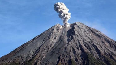 Gunung Semeru Erupsi, Kolom Abu Capai 1.000 Meter, Status Siaga