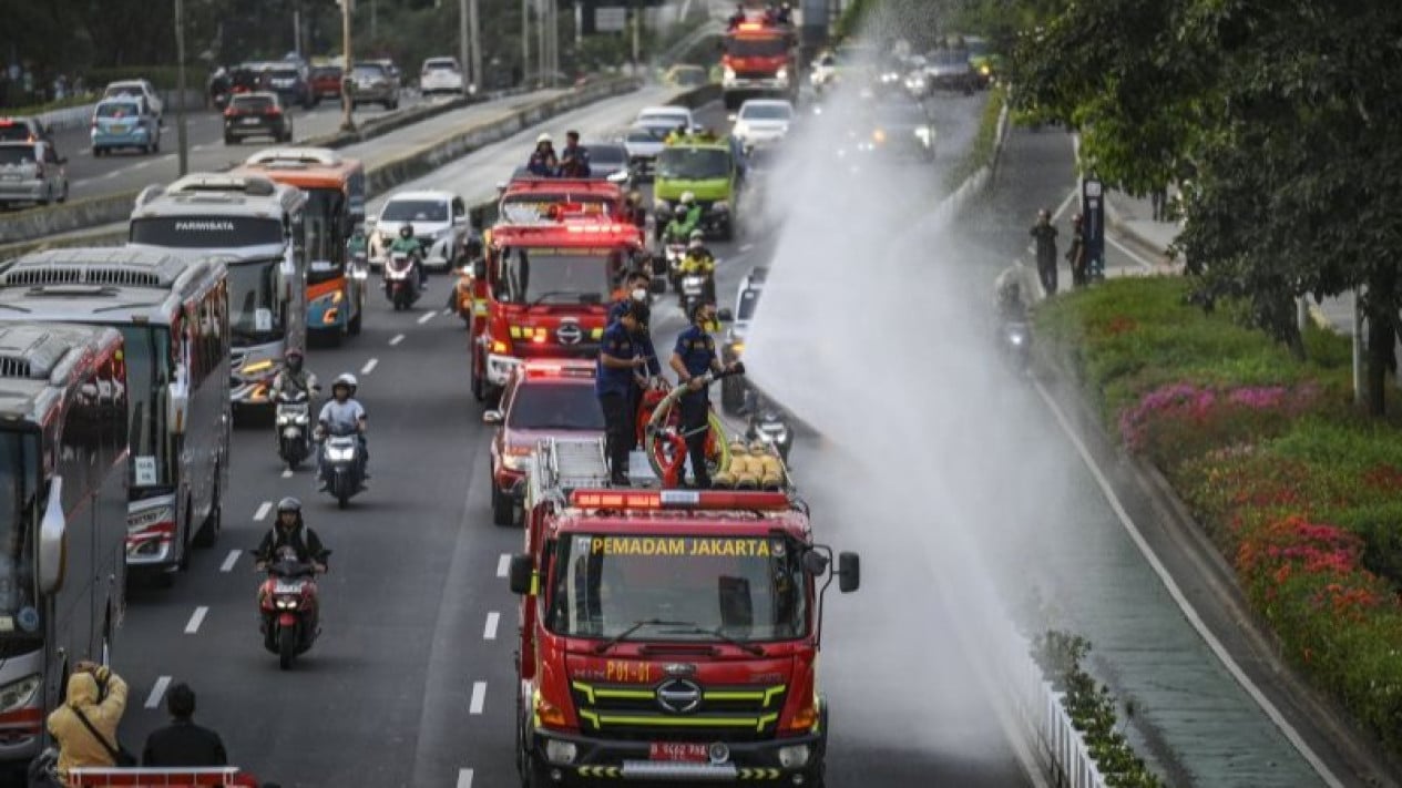 Damkar DKI Bersihkan Abu Vulkanik di Lima Wilayah Jakarta
            - galeri foto