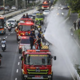 Damkar DKI Bersihkan Abu Vulkanik di Lima Wilayah Jakarta