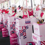 Gelar Masak Serentak di 8 Kota, Pertamina Patra Niaga Bagikan Ribuan Porsi Makanan di Hari Pelanggan Nasional