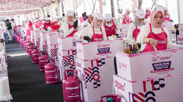 Gelar Masak Serentak di 8 Kota, Pertamina Patra Niaga Bagikan Ribuan Porsi Makanan di Hari Pelanggan Nasional