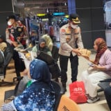 Erupsi Gunung Anak Krakatau, Polres Bandara Soetta Bagikan Masker ke Calon Penumpang