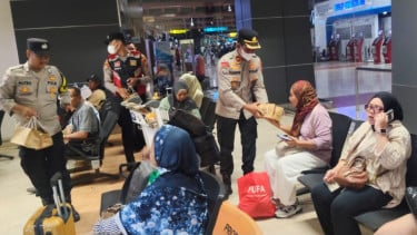 Erupsi Gunung Anak Krakatau, Polres Bandara Soetta Bagikan Masker ke Calon Penumpang
