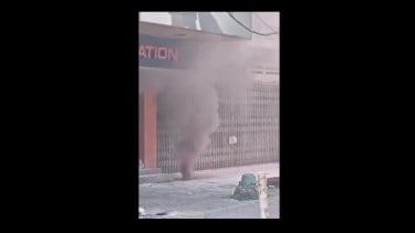 Heboh Asap Hitam Menyembur dari Tanah di Pasar Baru, Ternyata Kabel PLN Terbakar