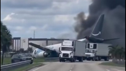 Pesawat Kargo Amazon Tergelincir dari Landasan Pacu Bandara Internasional Miami, 5 Orang Tewas 