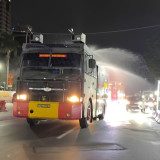 Brimob Polda Metro Jaya Kerahkan Water Cannon Semprot Jalanan yang Terdampak Abu Anak Krakatau