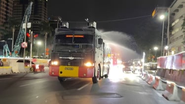 Brimob Polda Metro Jaya Kerahkan Water Cannon Semprot Jalanan yang Terdampak Abu Anak Krakatau