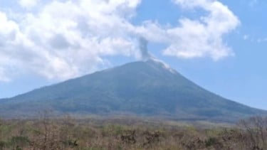 Gunung Api Ile Lewotolok Kembali Erupsi, Polda NTT Beri Imbauan hingga Mitigasi Demi Keselamatan Masyarakat