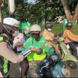 Antisipasi Abu Vulkanik, Ditlantas Polda Metro Jaya Bagikan 20.000 Masker kepada Pengemudi Ojol