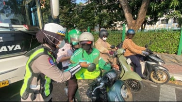 Antisipasi Abu Vulkanik, Ditlantas Polda Metro Jaya Bagikan 20.000 Masker kepada Pengemudi Ojol